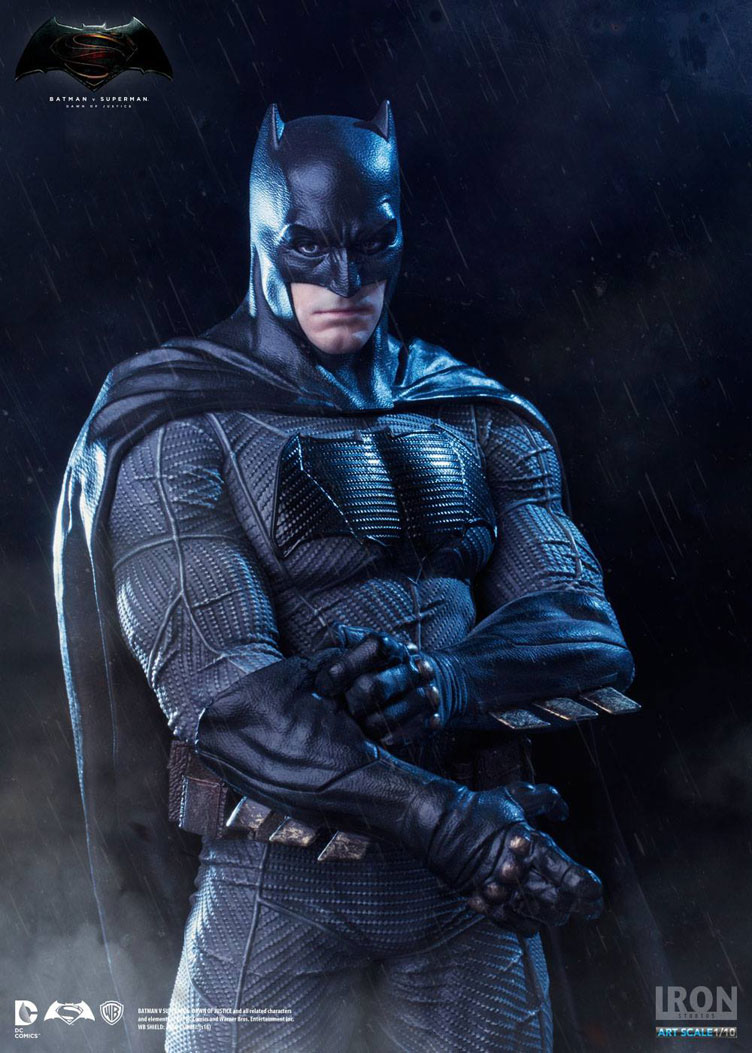 batman-vs-superman-iron-studios-batman-statue-2