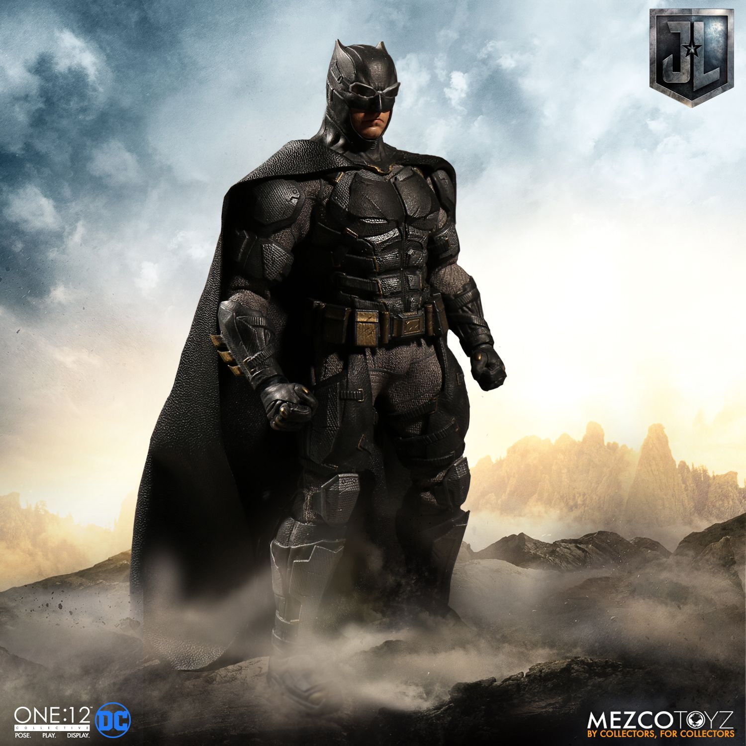 Mezco-Tactical-Suit-Batman-001