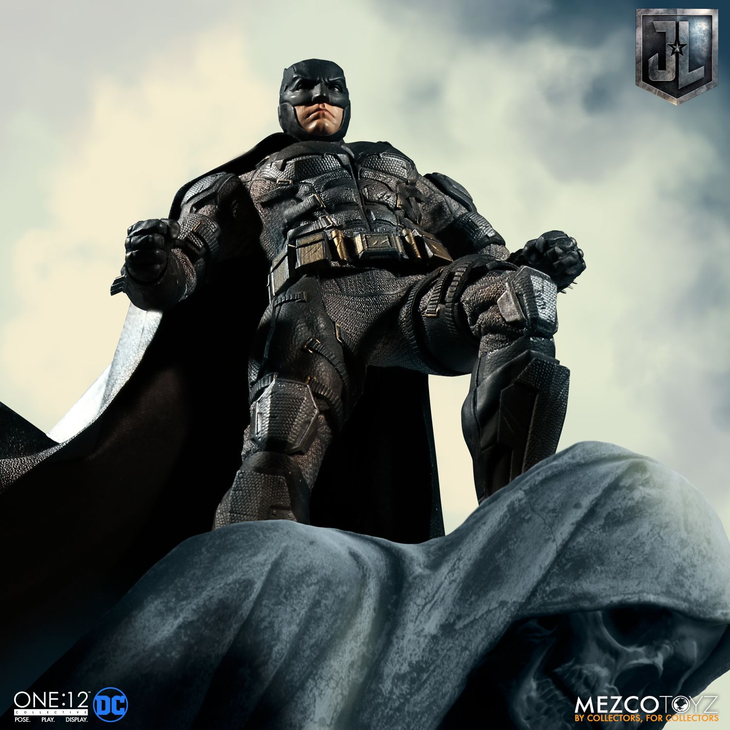 Mezco-Tactical-Suit-Batman-003