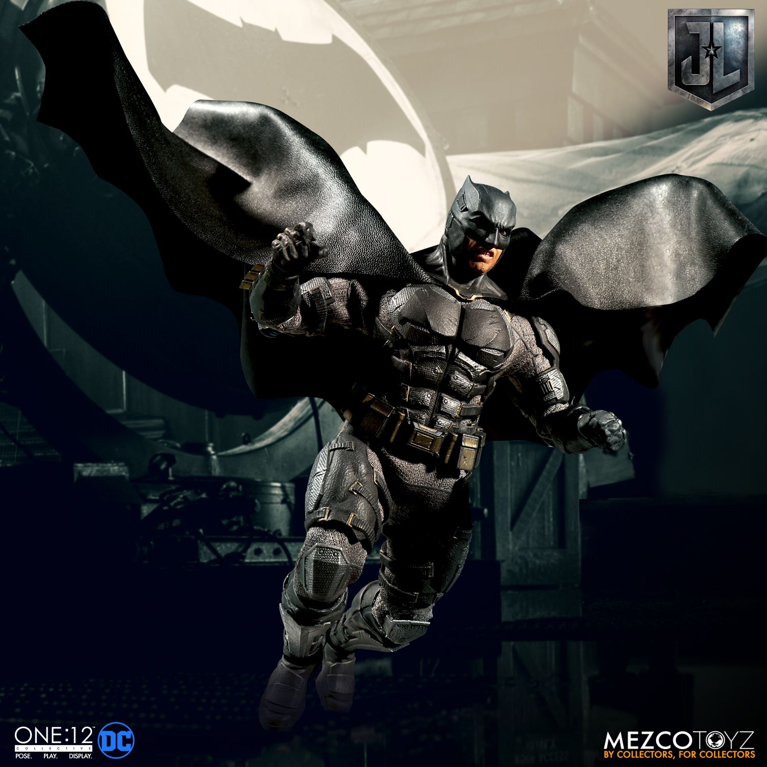 Mezco-Tactical-Suit-Batman-004