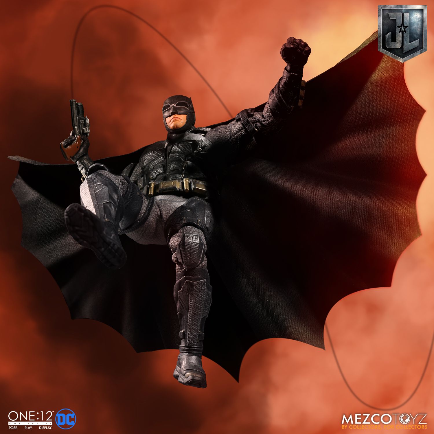 Mezco-Tactical-Suit-Batman-005