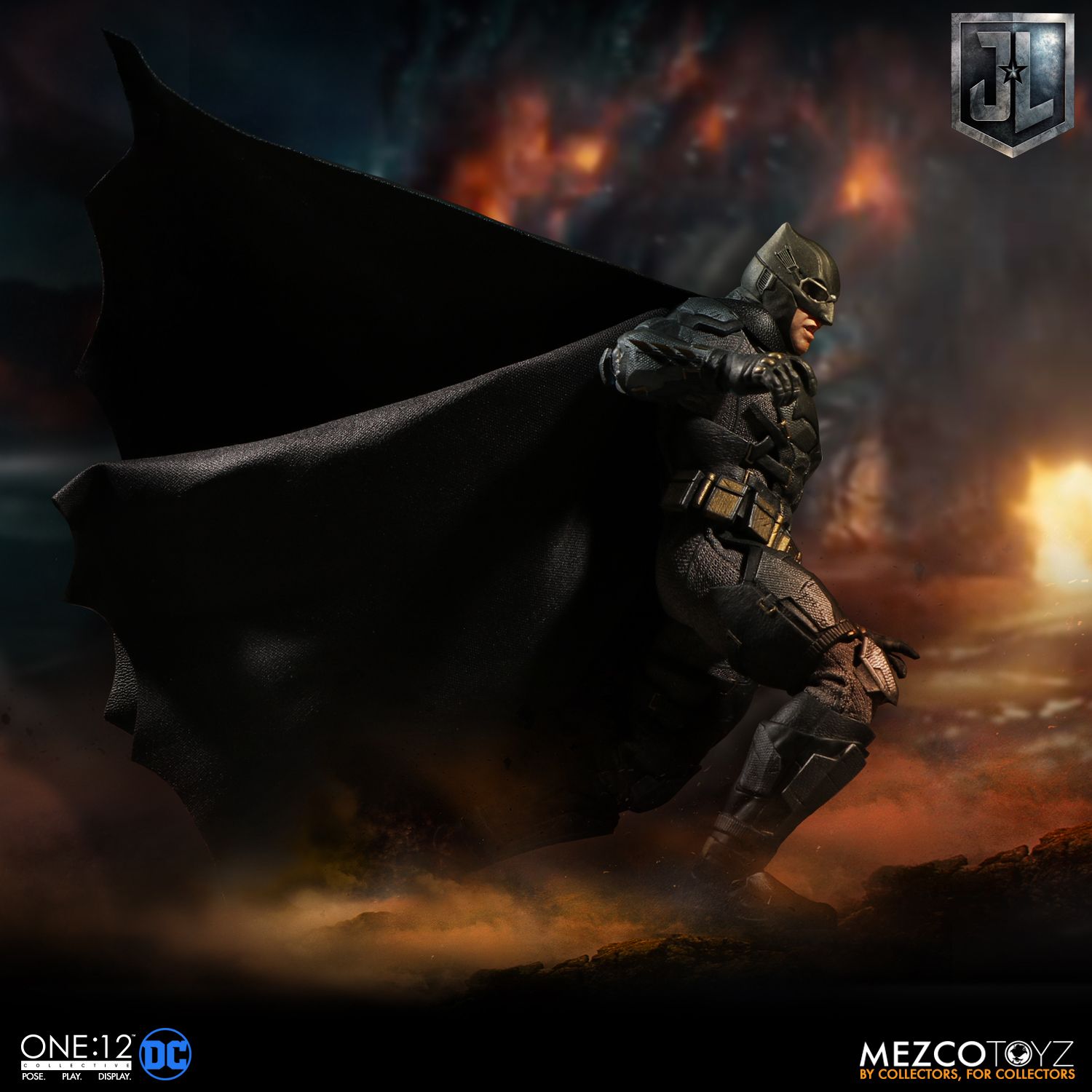 Mezco-Tactical-Suit-Batman-007