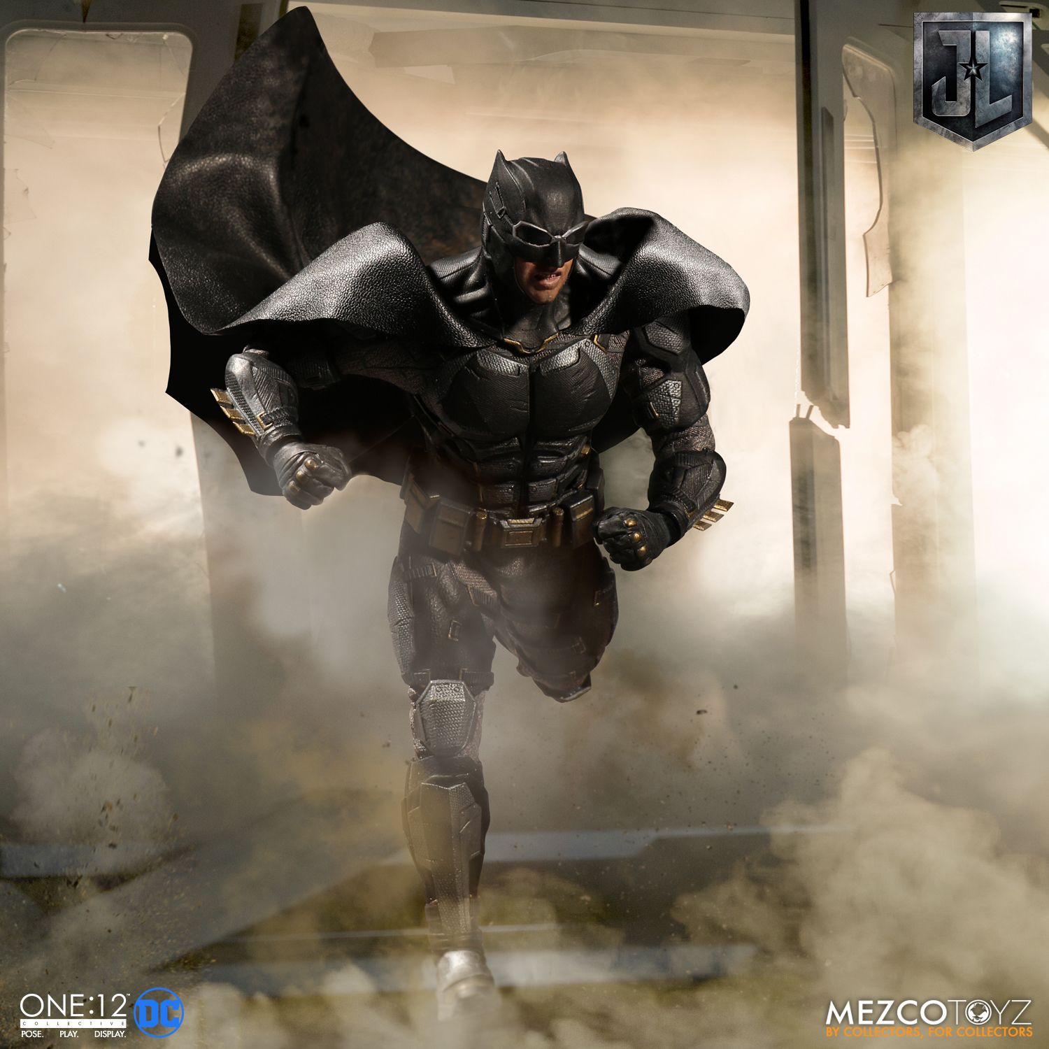 Mezco-Tactical-Suit-Batman-008