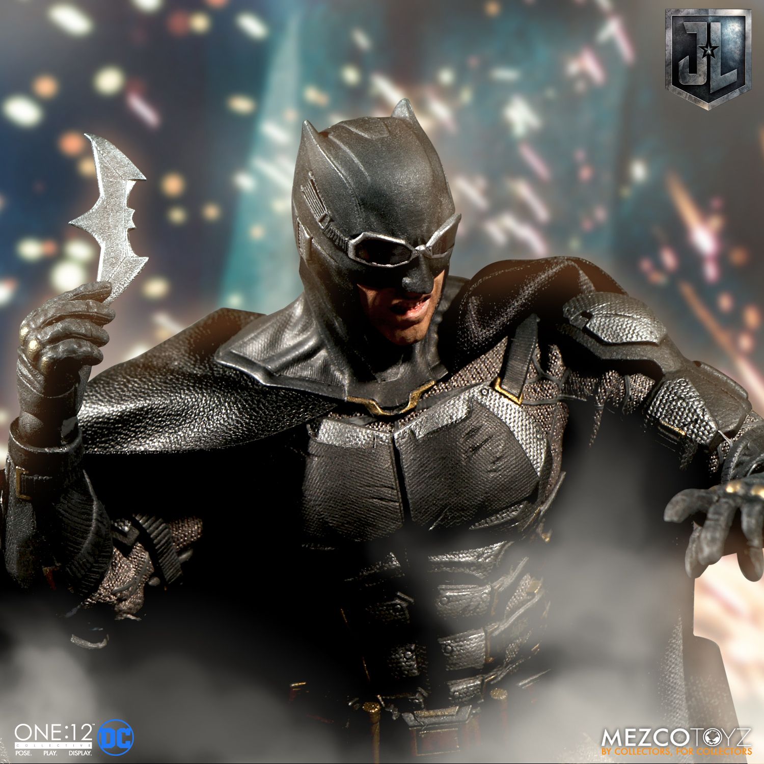 Mezco-Tactical-Suit-Batman-009