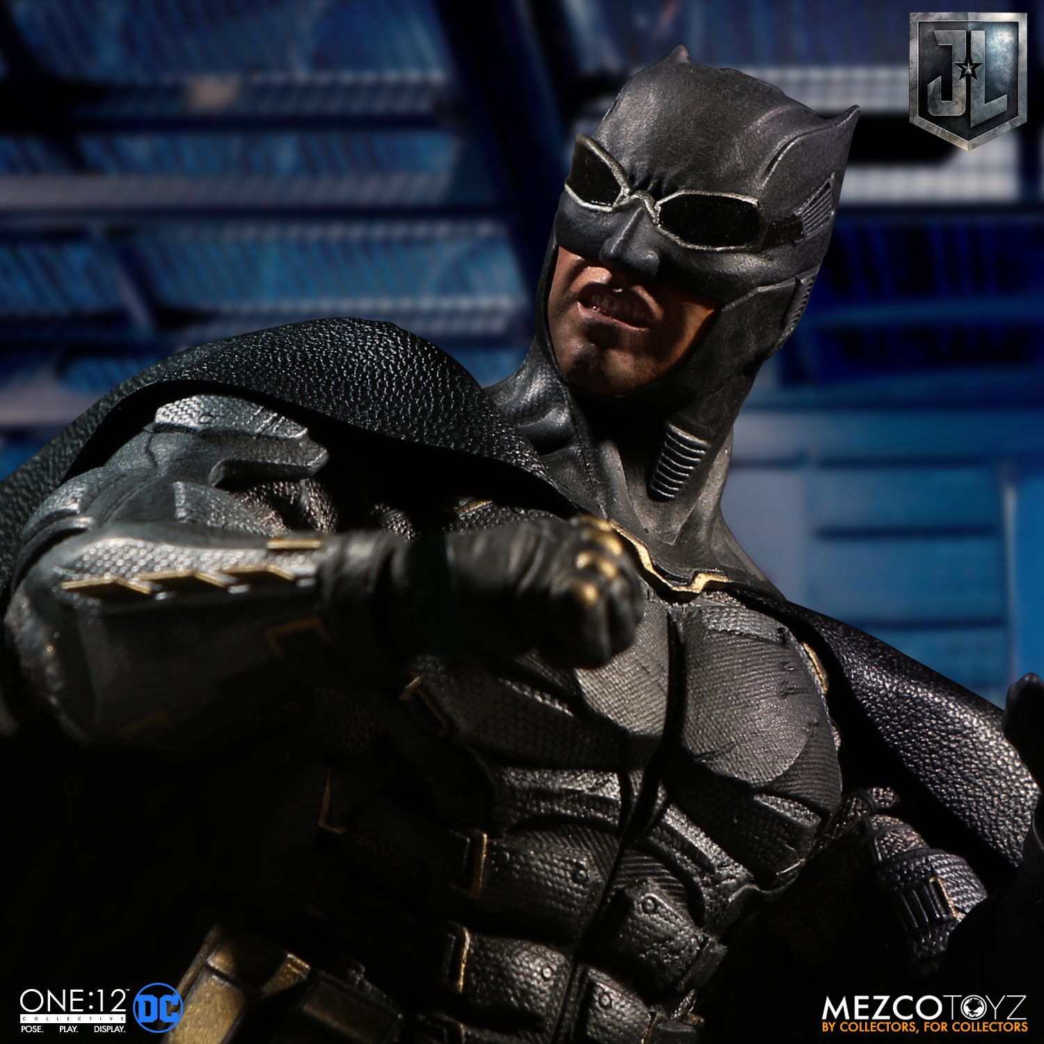 Mezco-Tactical-Suit-Batman-010