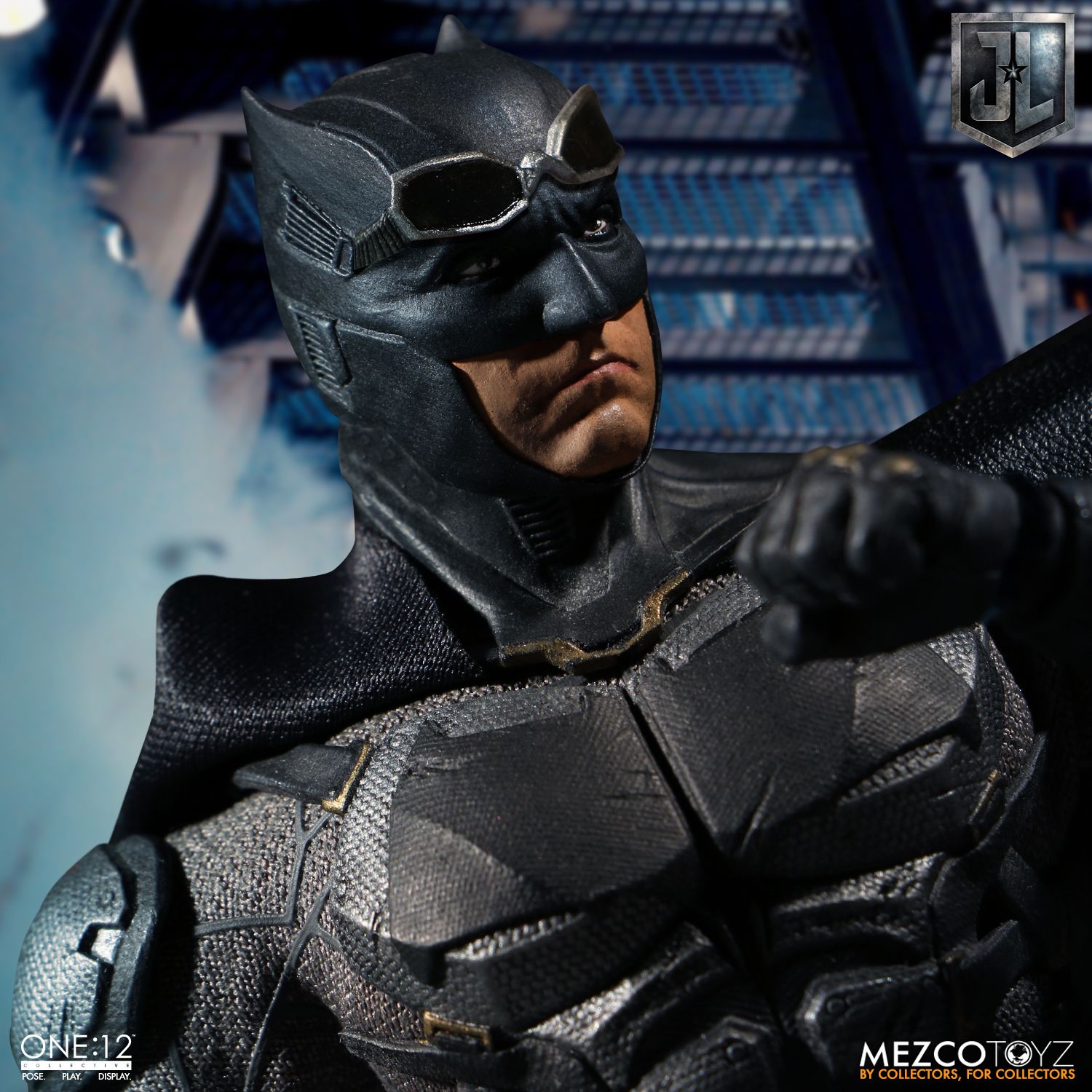 Mezco-Tactical-Suit-Batman-011