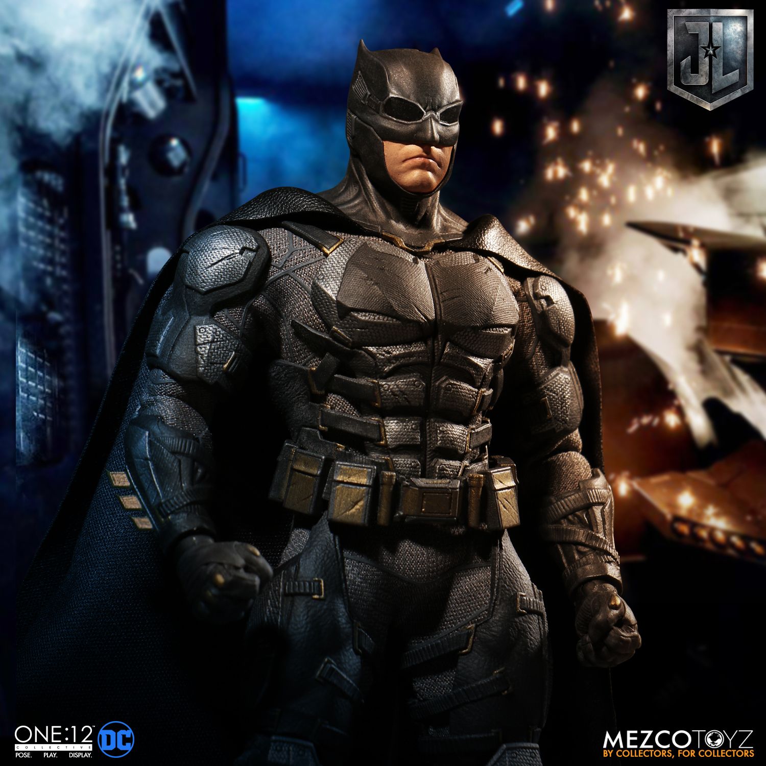 Mezco-Tactical-Suit-Batman-012