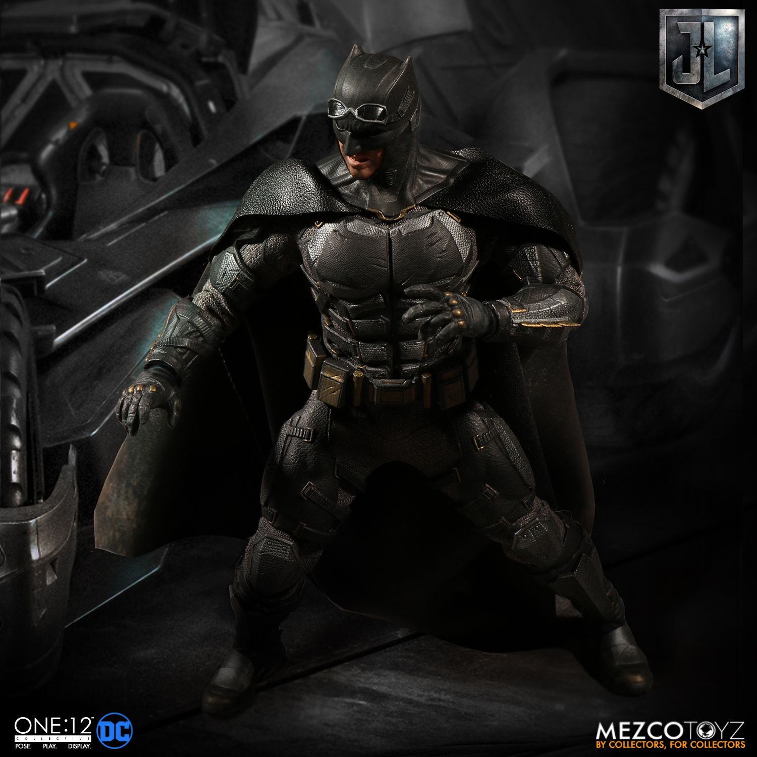 Mezco-Tactical-Suit-Batman-013