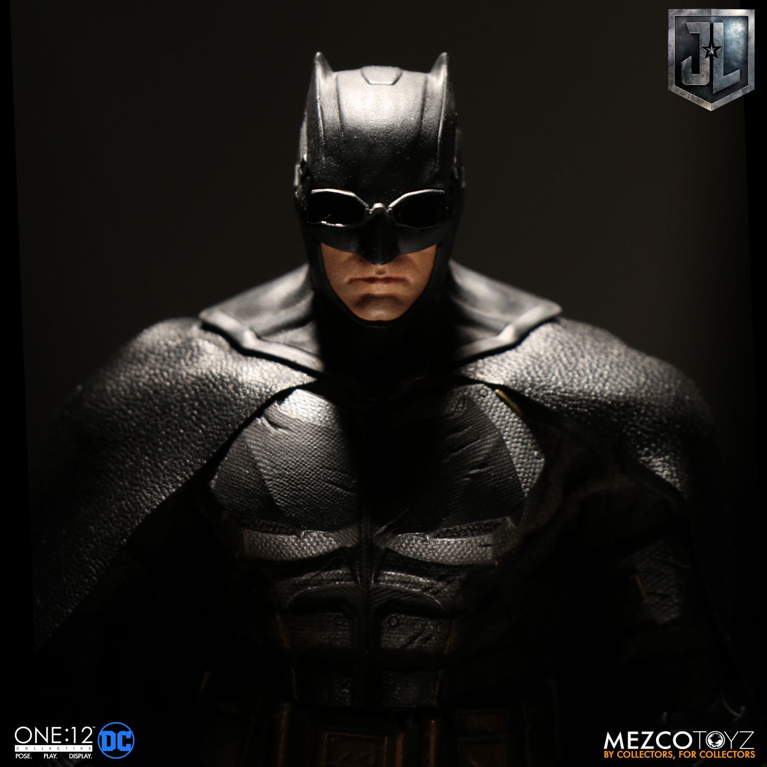 Mezco-Tactical-Suit-Batman-014