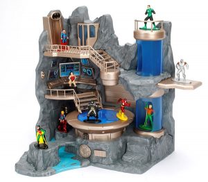 Jada Batcave avec 6 nanofigurines en métal et 1 figurine moyenne, plateforme avec lumière, portes coulissantes, convient à partir de 5 ans
